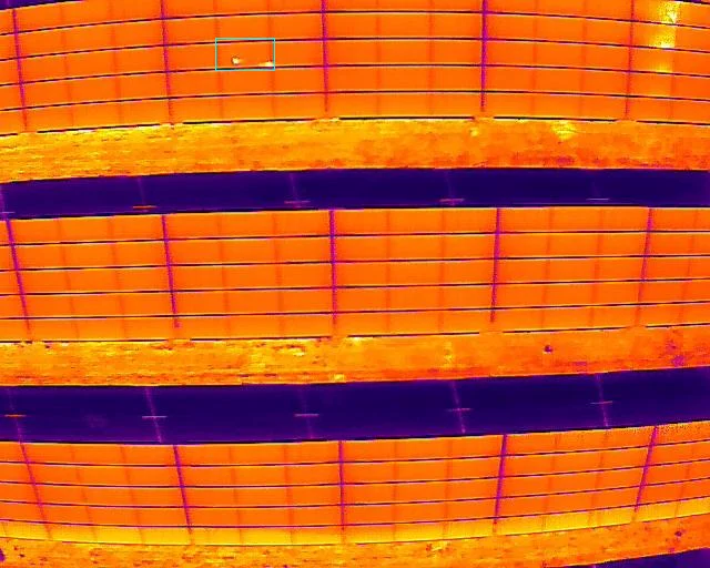 Imagen térmica de módulos fotovoltaicos con un punto caliente marcado