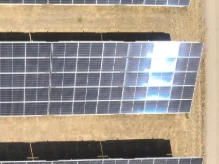 Imagen visible de las mismas filas de módulos fotovoltaicos