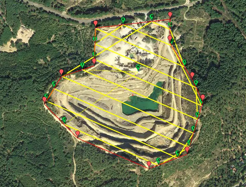 Plan de vuelo fotogramétrico con dron sobre una cantera vista en planta