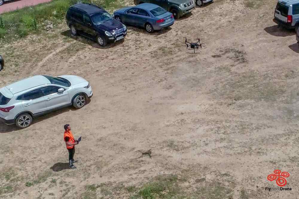 Tomás González, piloto de FlyWorkDrone, operando un dron industrial